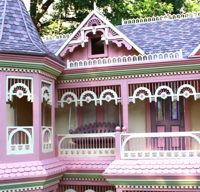 All detail pieces are shown and discussed in this comprehensive woodworking plan