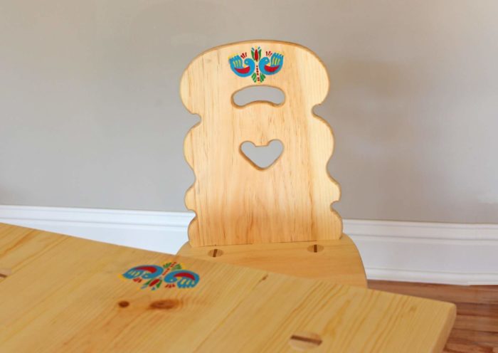 Motiff and details of a chair like in the movie Heidi