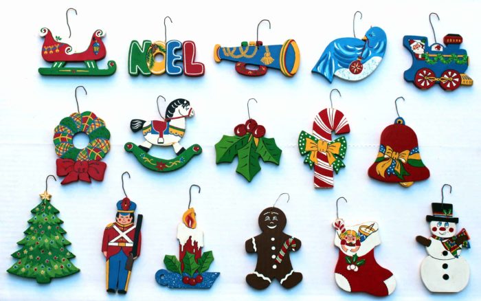 An easy wood product for the Christmas tree or hang along the mantel